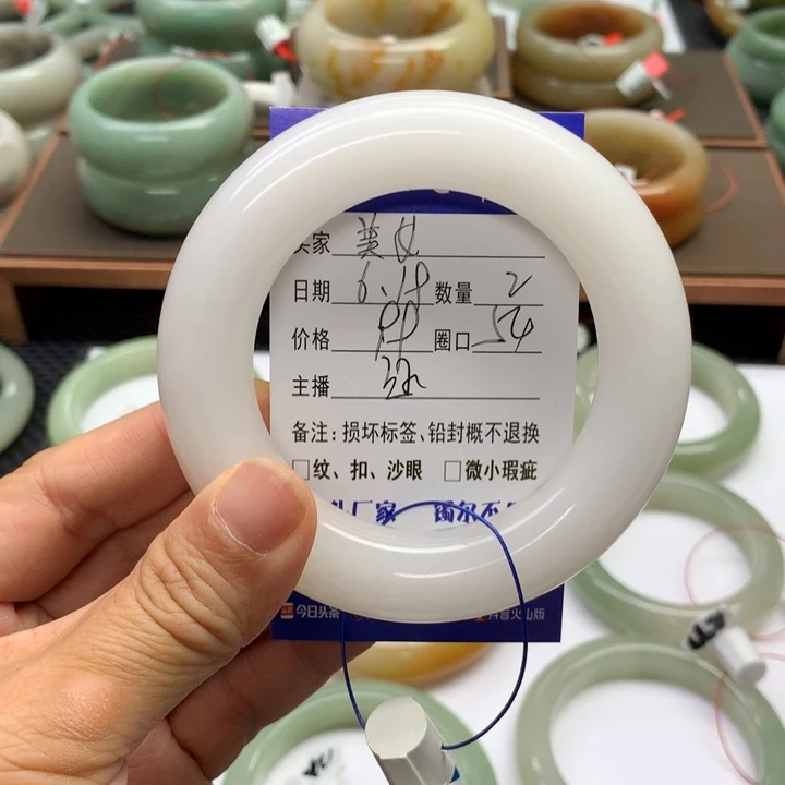 石英质玉手镯未镶嵌?****话