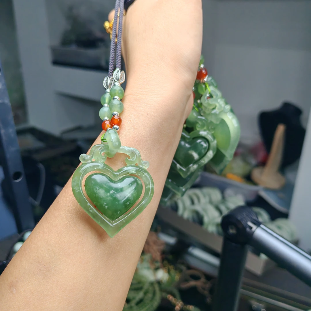 岫玉上品手工雕刻樱花爱心双面鬼工怀（半珠链）