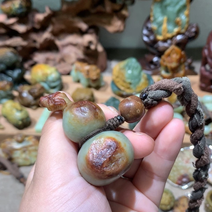 未镶嵌岫岩河磨玉（透闪石质玉）把件不****儿