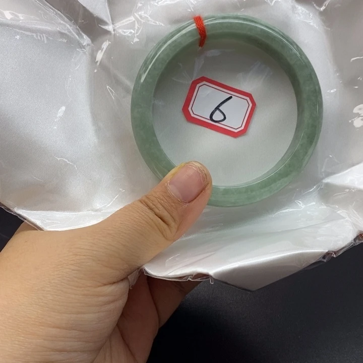 翡翠手镯未镶嵌猫****?翡翠