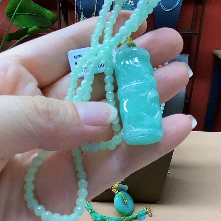 翡翠未镶嵌颈饰吊坠