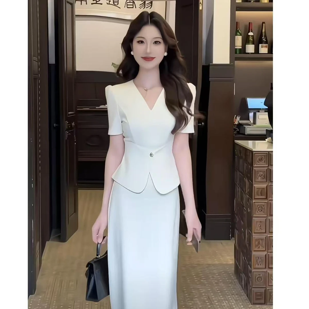 轻熟风穿搭一整套女杏色短袖上衣2025年夏季小香风高腰纯色半身裙