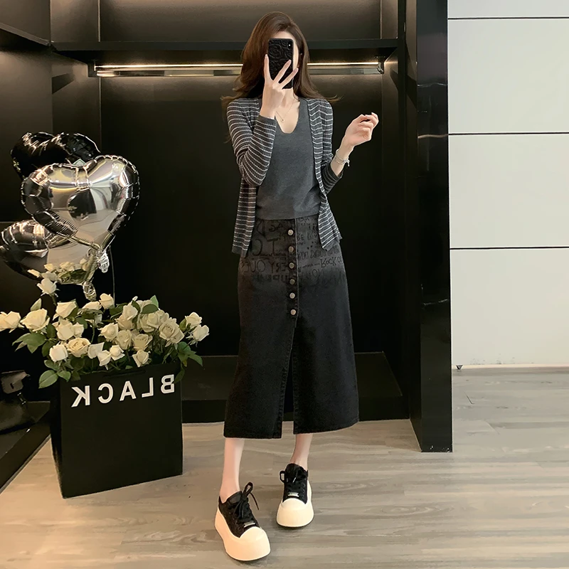 早秋氛围感穿搭假两件上衣灰色条纹设计感牛仔半身裙甜辣风牛仔裙