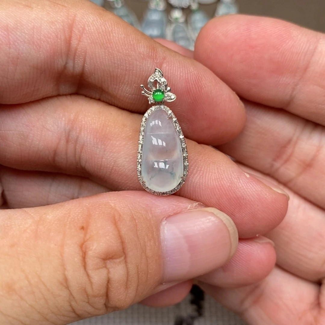 颈饰18K金镶嵌翡翠福豆