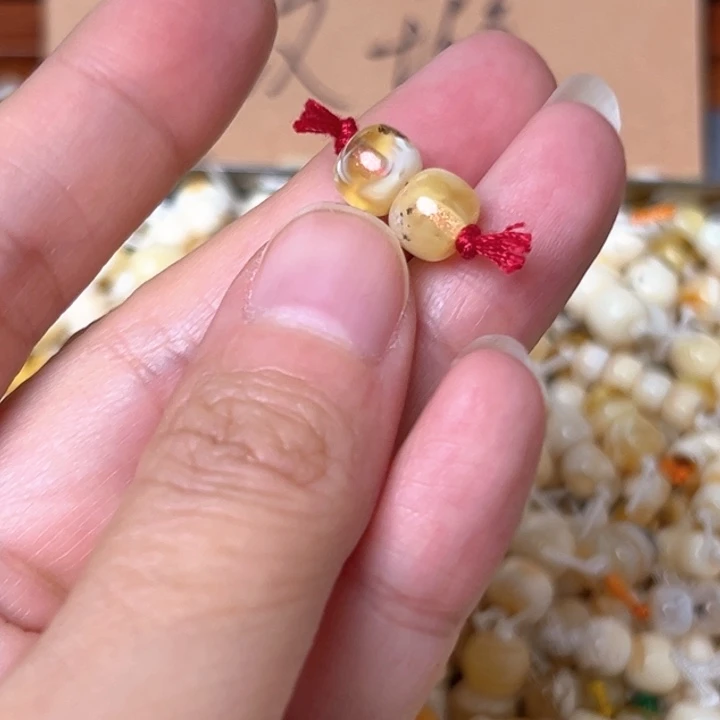 蜜蜡未镶嵌裸石7.4mm一对