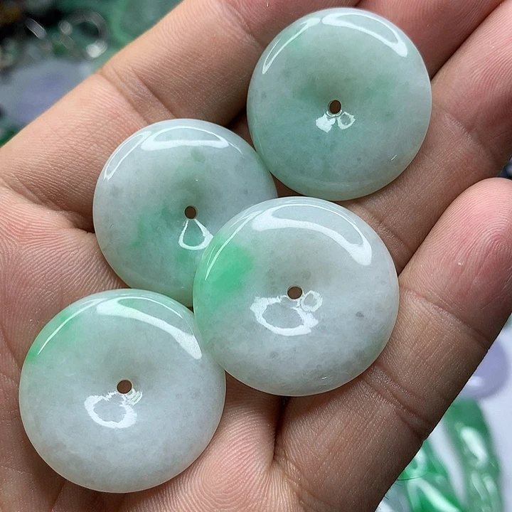 翡翠未镶嵌吊坠(赠链)多样性发货