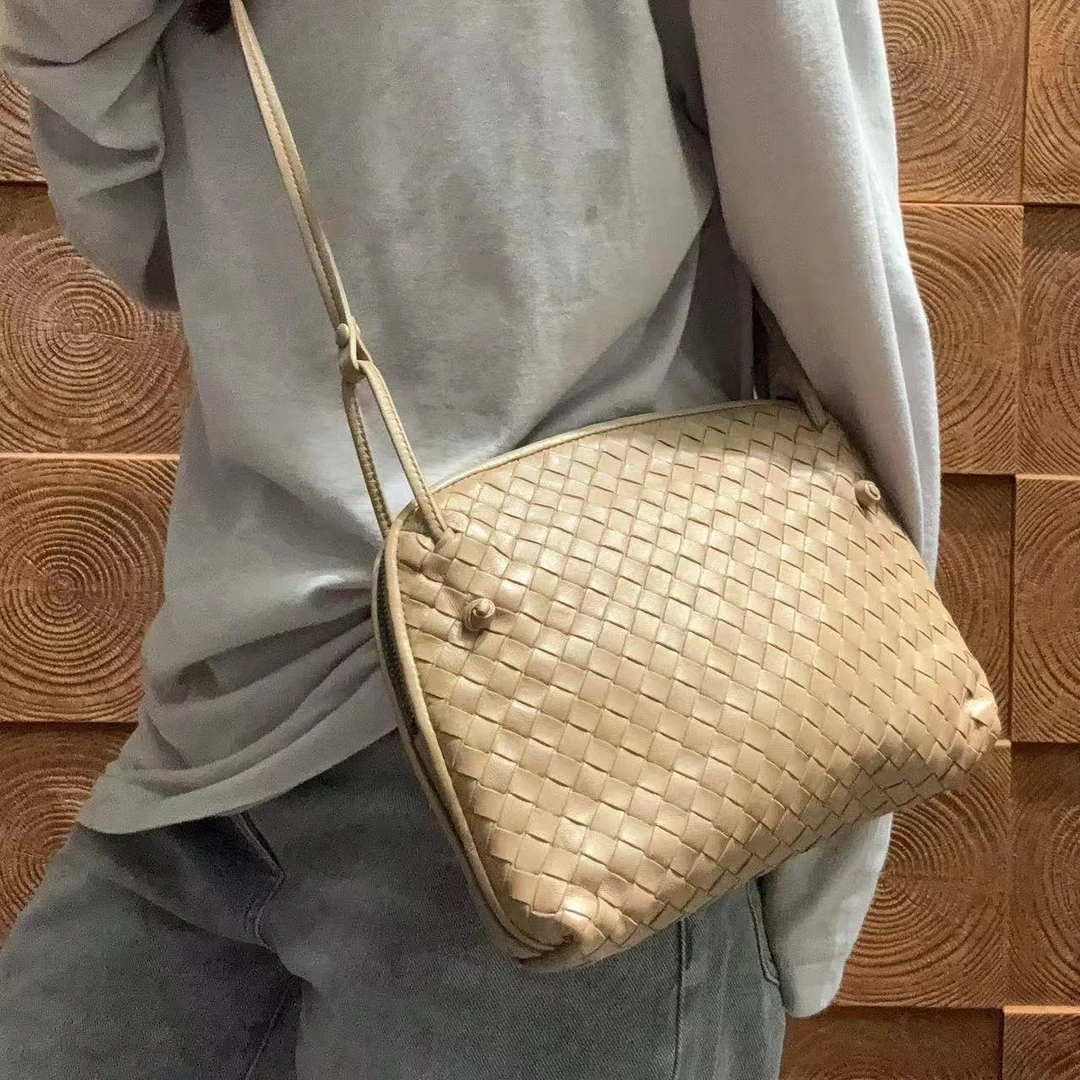 95新 BOTTEGA VENETA/葆蝶家 【蕾】03 0326 奶茶色编织相机斜挎包