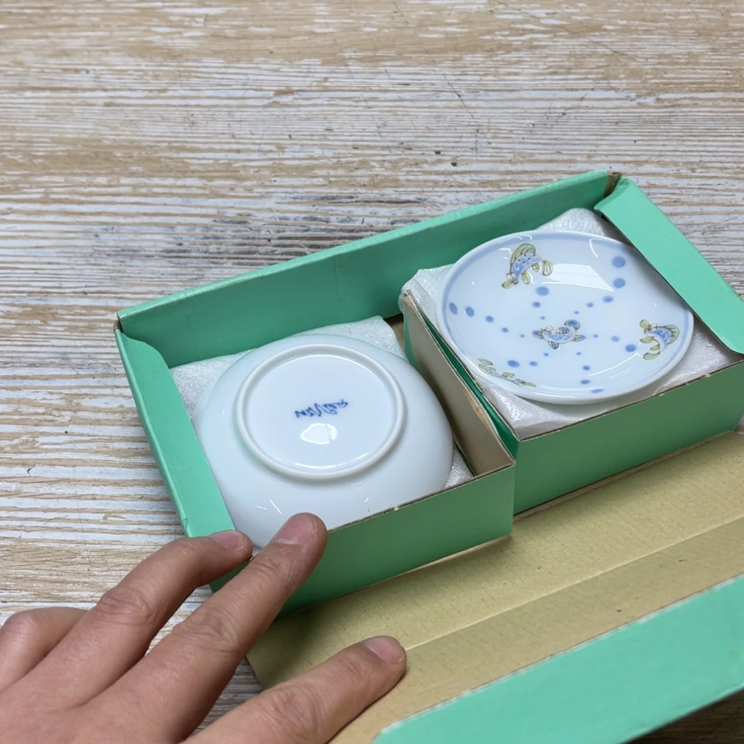 瓷片密密麻麻地排列着一个