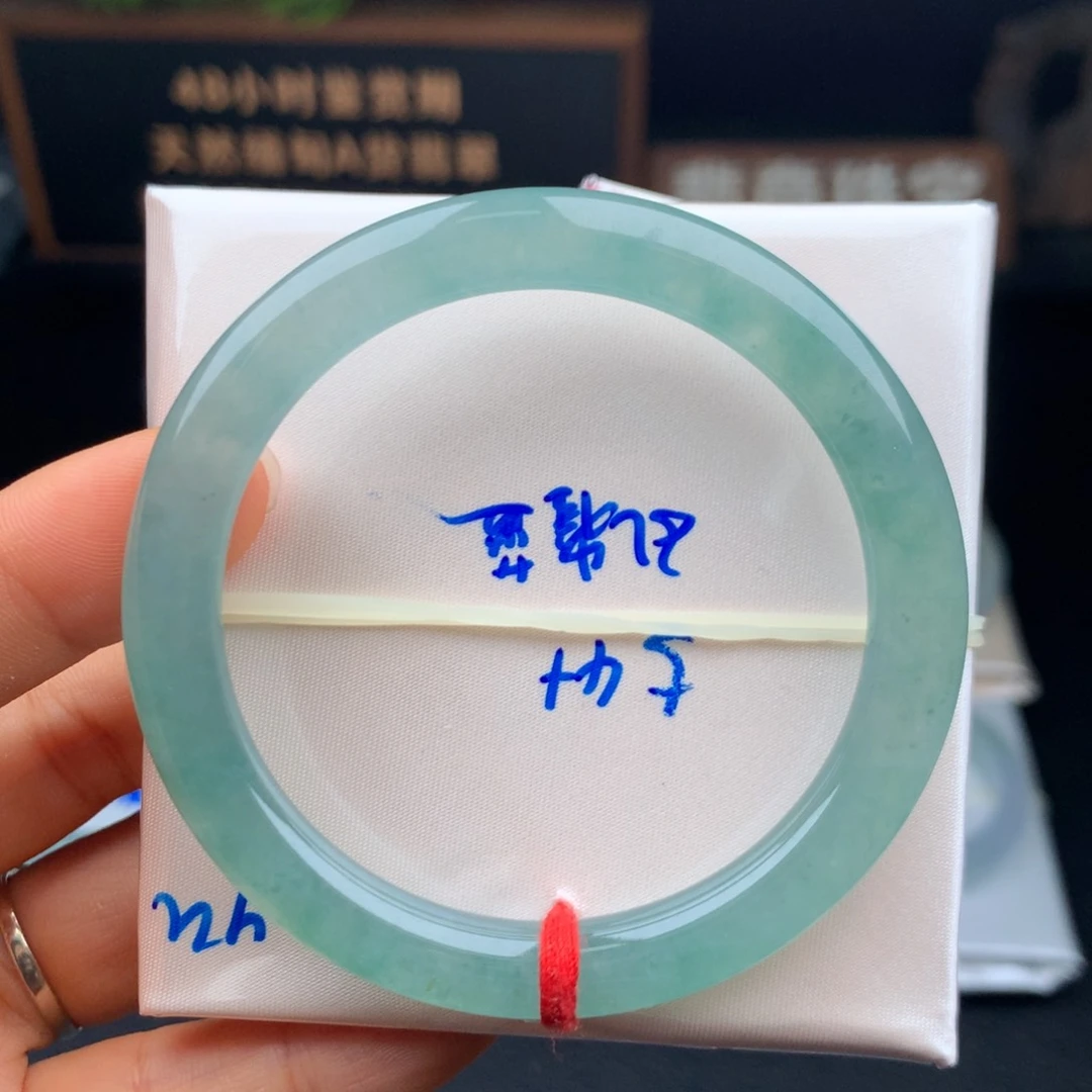 翡翠手镯未镶嵌孔雀蓝