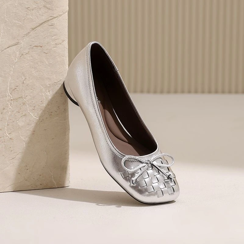 2025夏季新款时尚百搭软皮蝴蝶结金属面料精致女士浅口单鞋