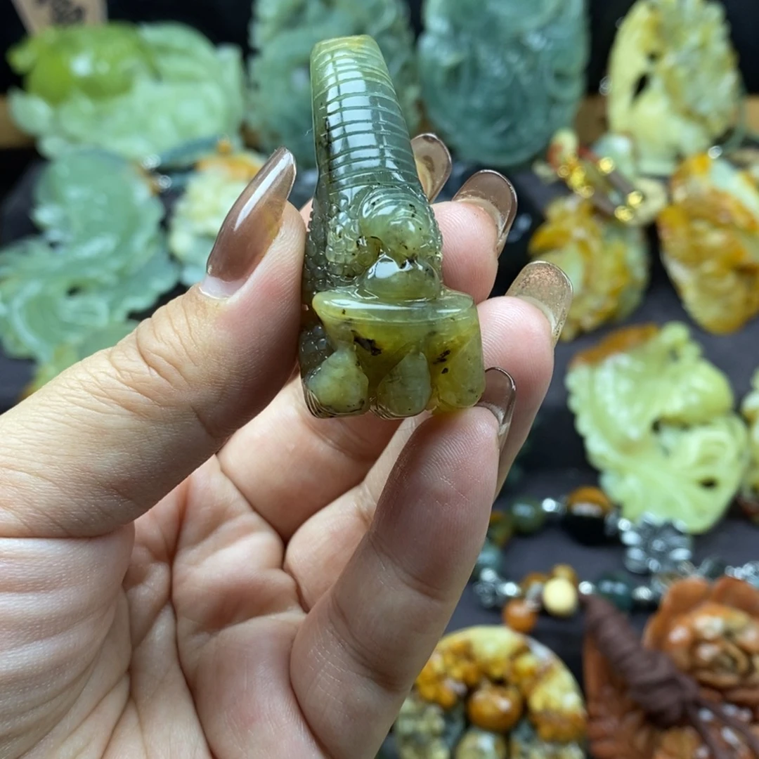 蛇纹石玉未镶嵌颈饰
