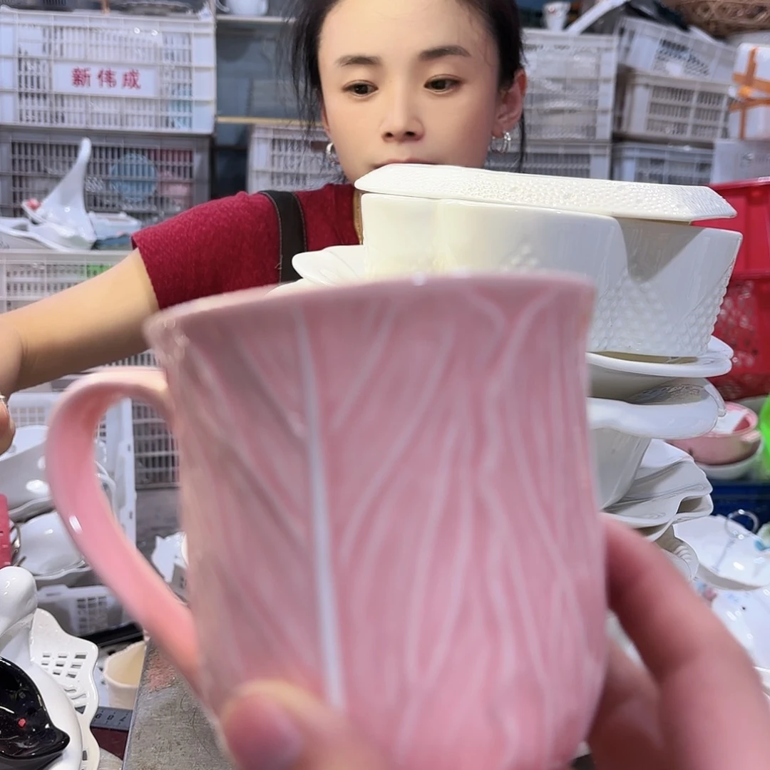 盘独*微瑕产品………粉色水杯一个