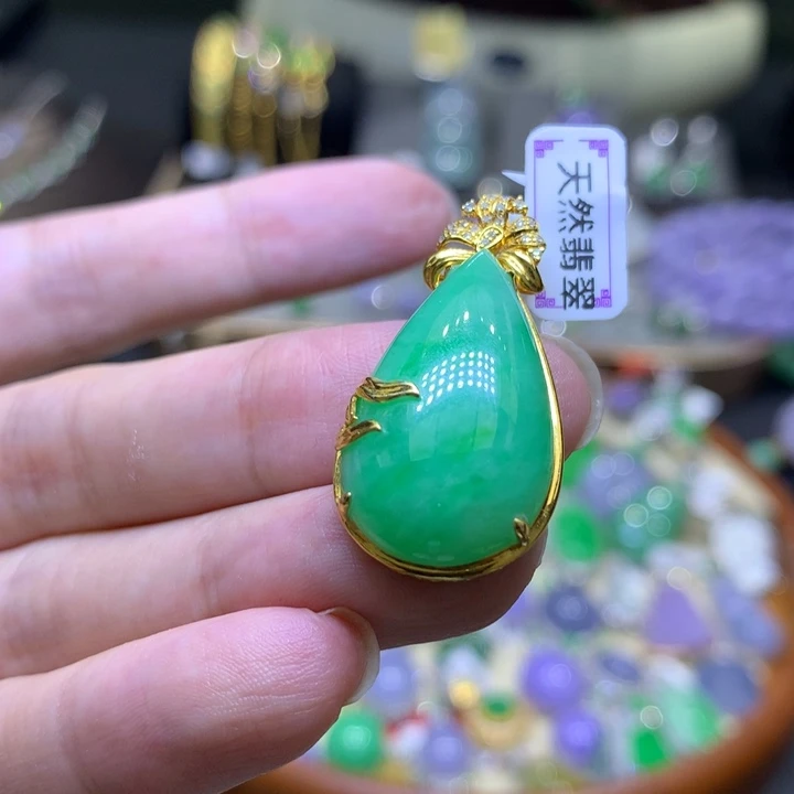 颈饰18K金镶嵌翡翠