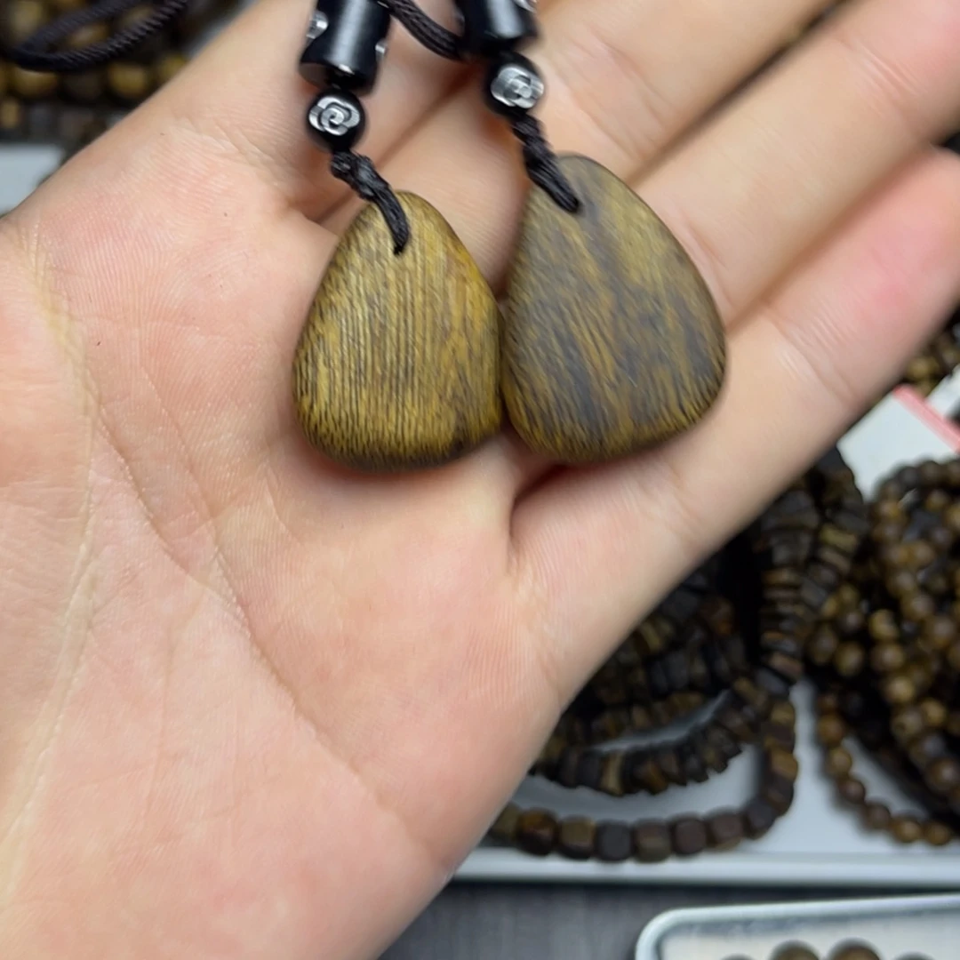 沉香高油脂水滴吊坠