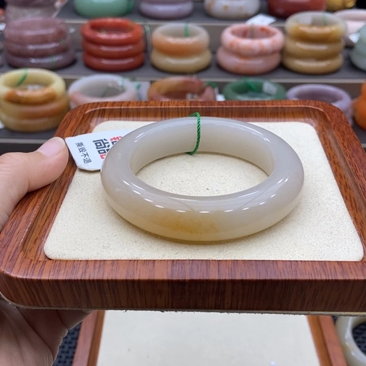 未镶嵌手镯石英质玉