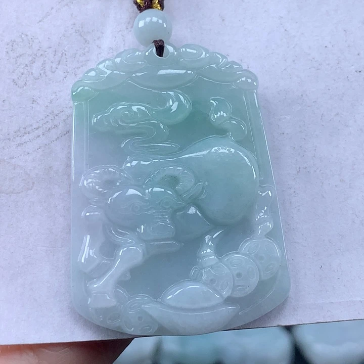 颈饰未镶嵌翡翠牛牌