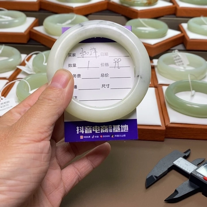 和***萍和田玉（糖玉）未镶嵌手镯