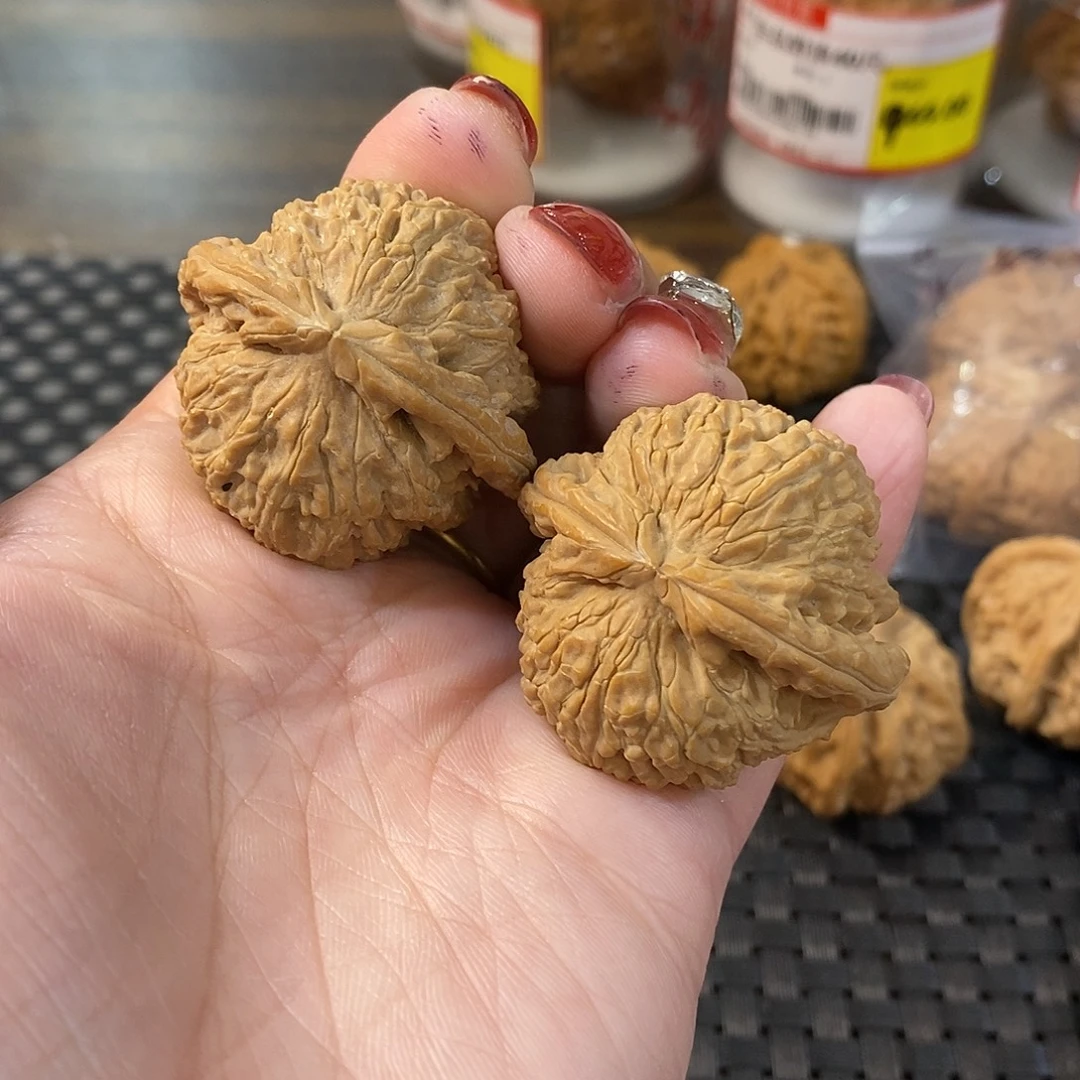 文玩核桃吊坠山地白狮子39