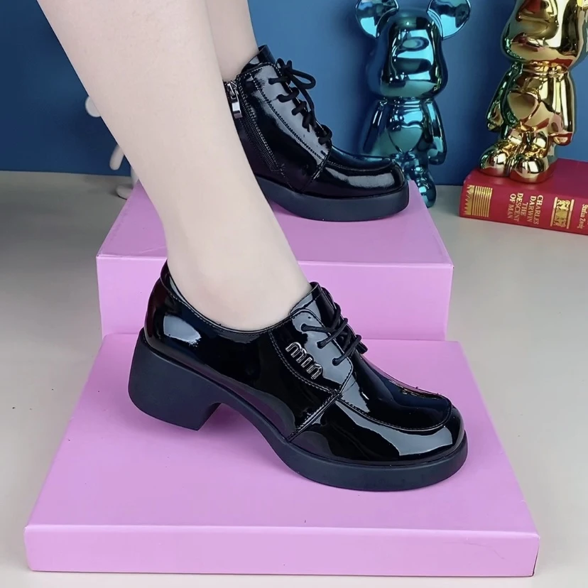 9525(低帮+高帮）超轻一体粗跟时尚字母亮面漆皮单鞋