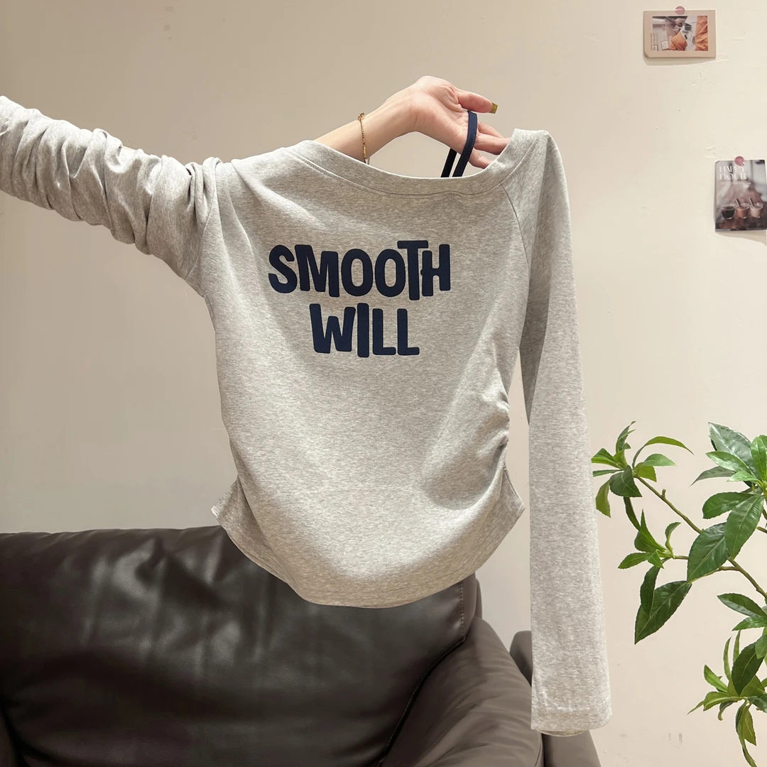 【现货】灰色斜肩字母印花长袖T恤女秋甜辣妹性感露肩褶皱收腰上衣