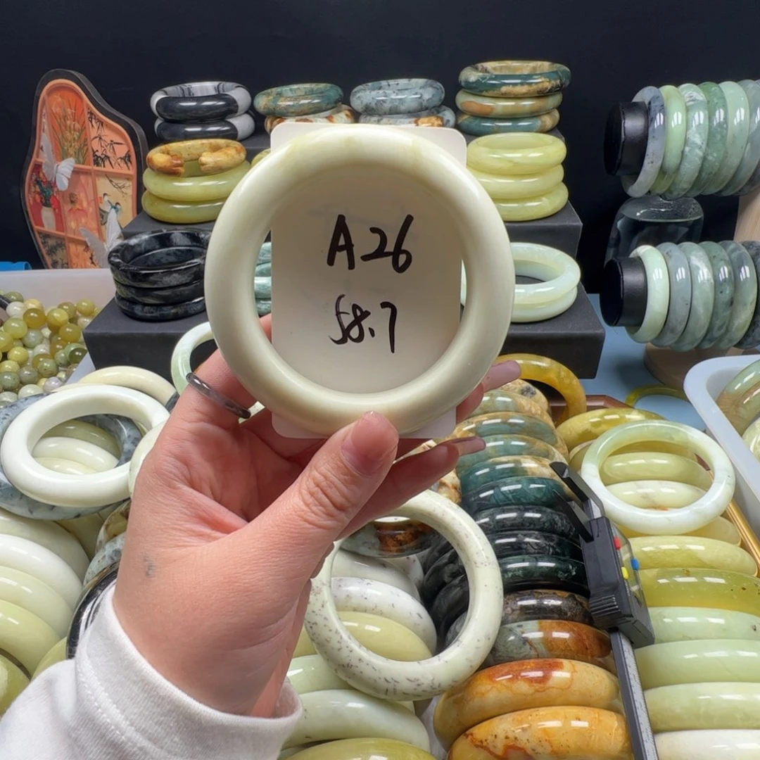 蛇纹石玉未镶嵌手镯