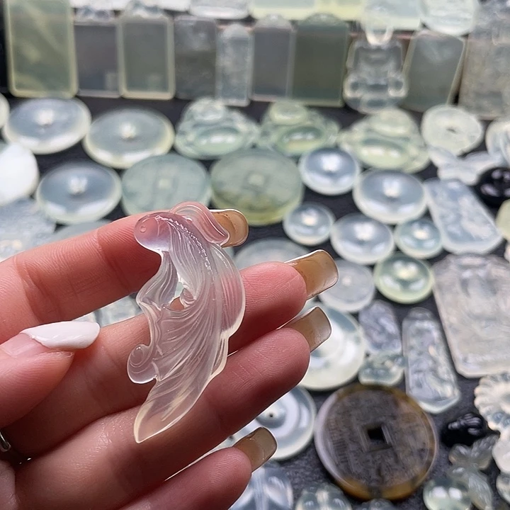 岫玉未镶嵌颈饰鱼