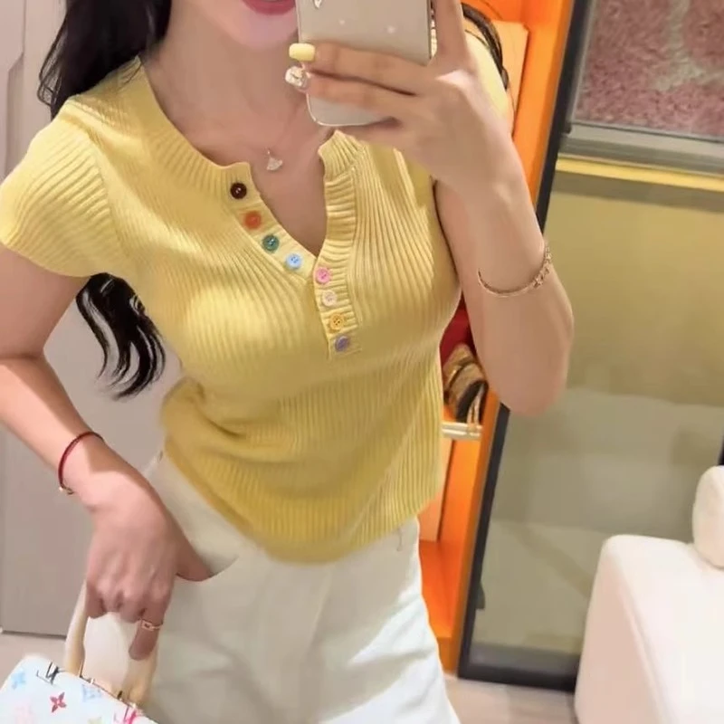 2025年夏季彩色纽扣V领短袖小香风针织衫女t恤减龄时尚显瘦上衣