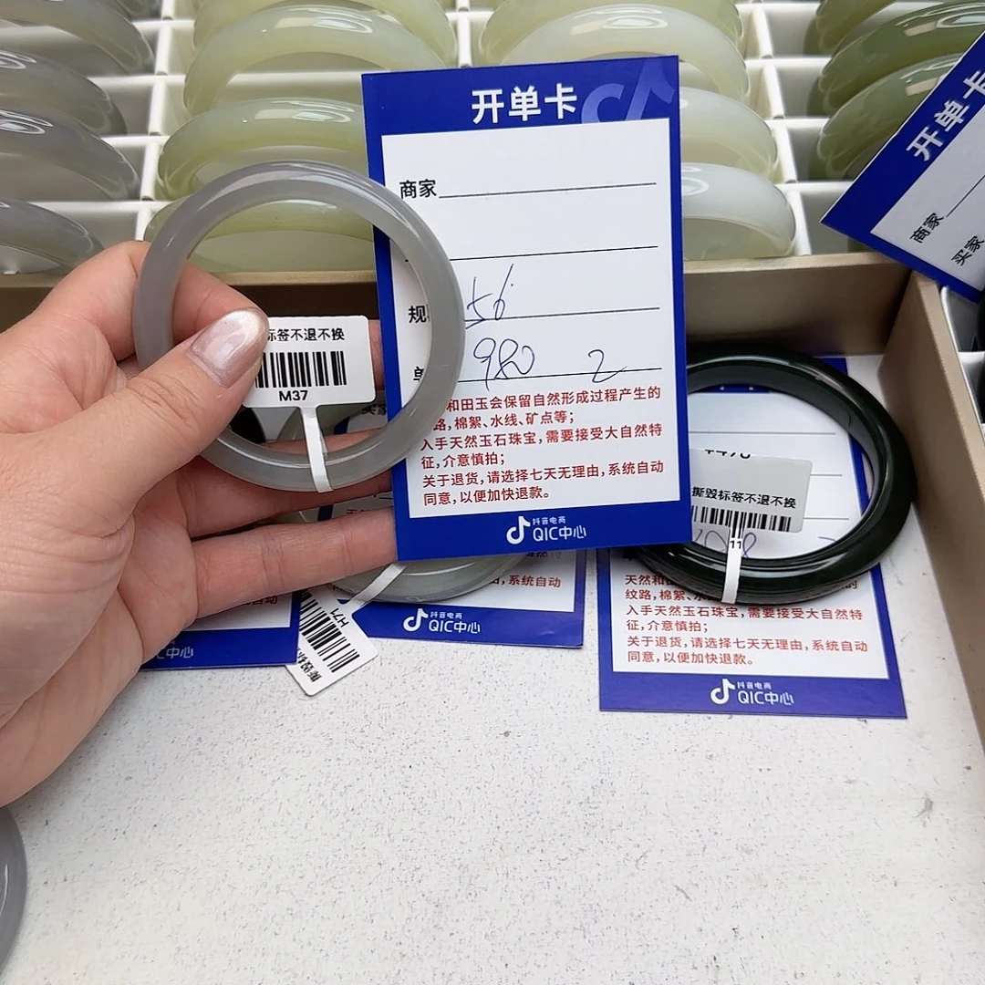 *****和田玉未镶嵌手镯