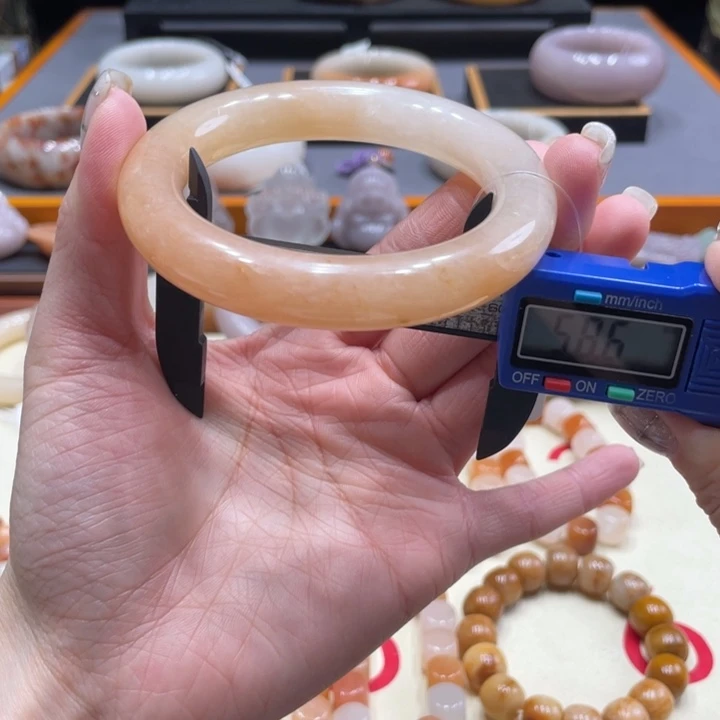 未镶嵌手镯石英质玉