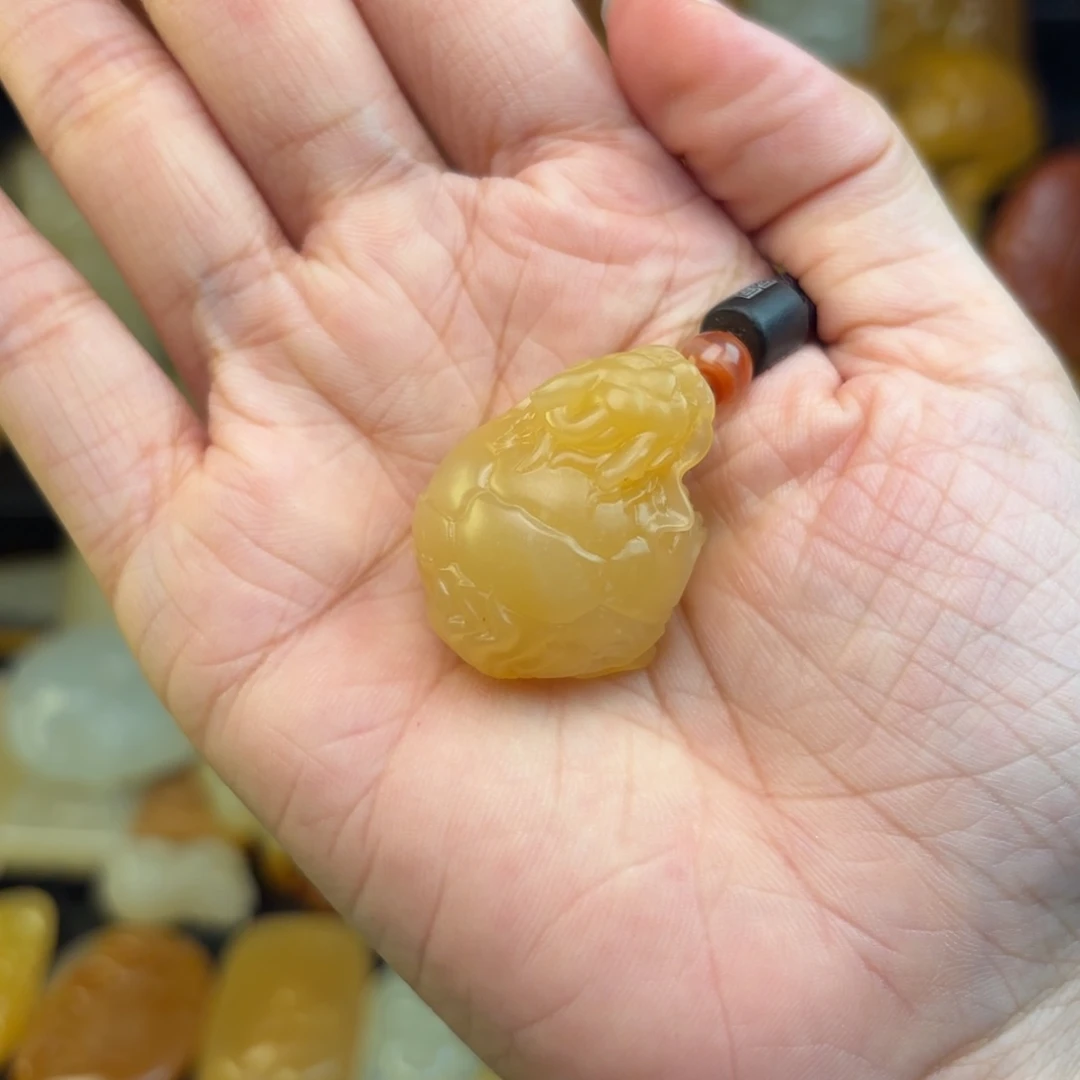 应***丶石英质玉未镶嵌黄蜡石吊坠