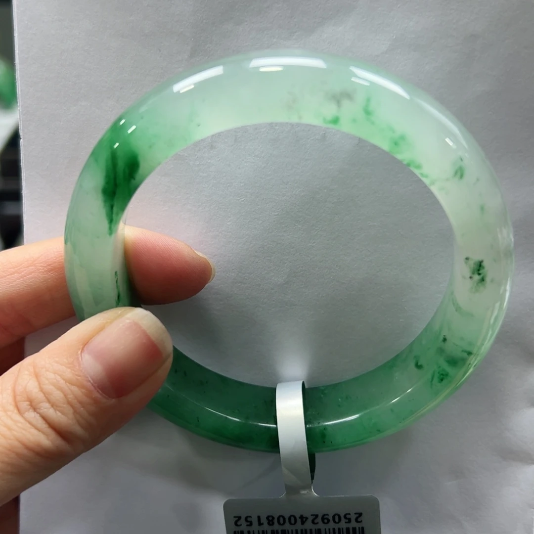 h***r石英质玉（非洲翠）未镶嵌手镯