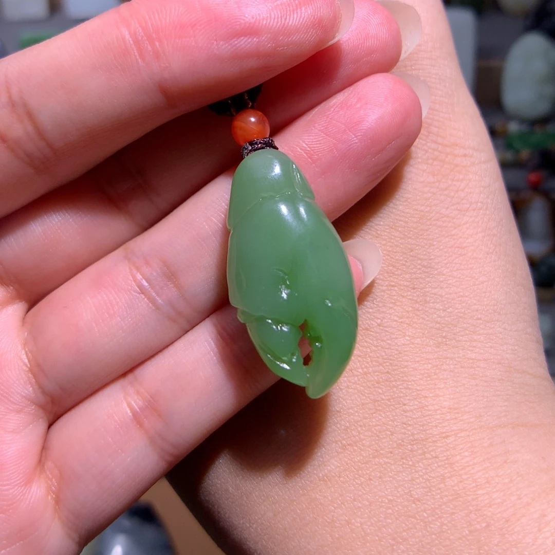 和田玉未镶嵌颈饰叫**爷