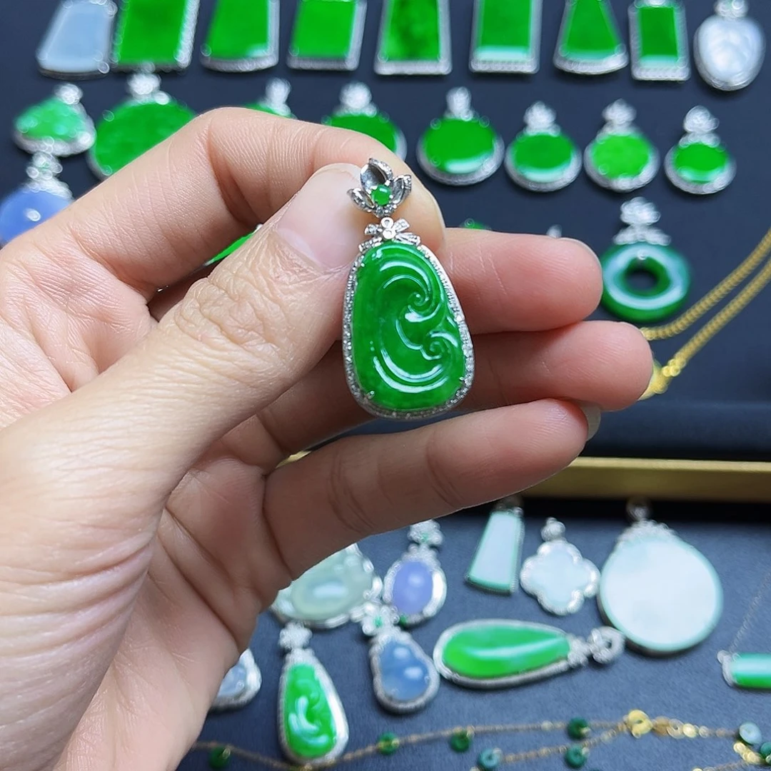 翡翠18K金镶嵌颈饰