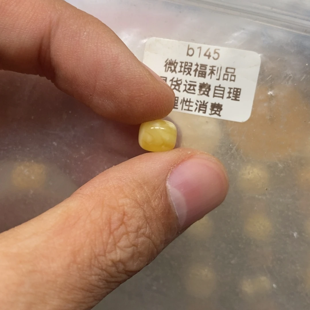 椰***冰蜜蜡未镶嵌裸石瑕疵