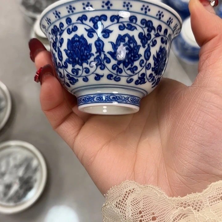 陶摆件青花缠枝连压手主人杯