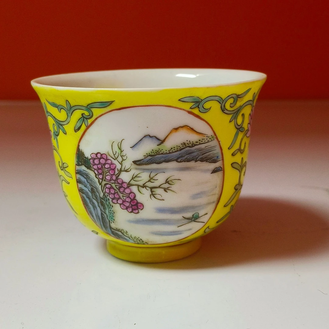 3094清光绪 黄地粉彩花开光山水纹杯