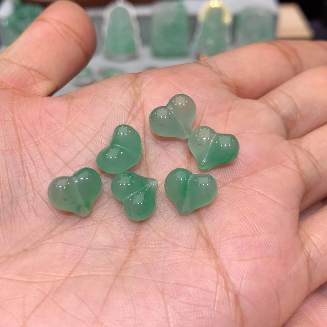 颈饰未镶嵌石英质玉（非洲翠）多样性