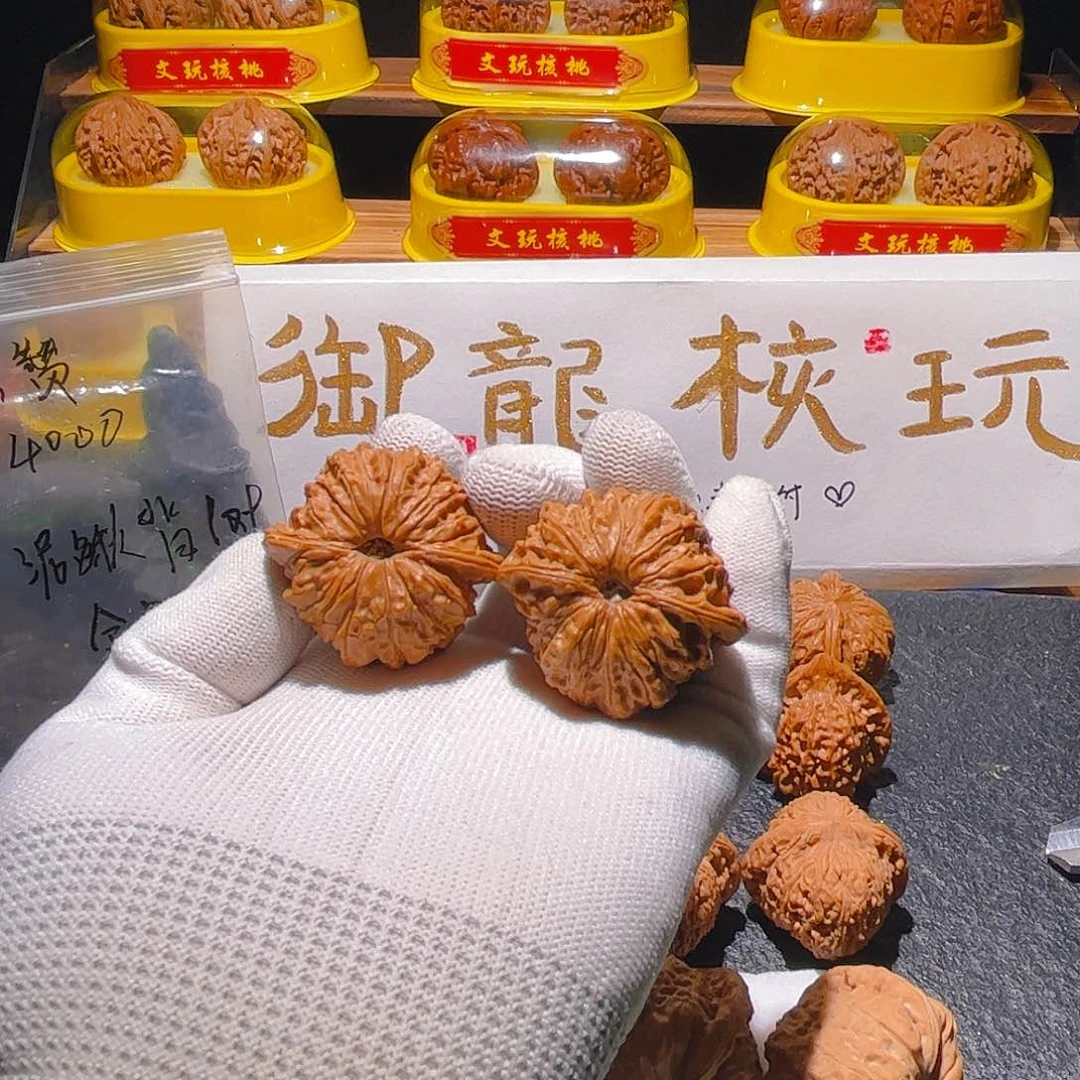 文玩核桃吊坠血麒麟