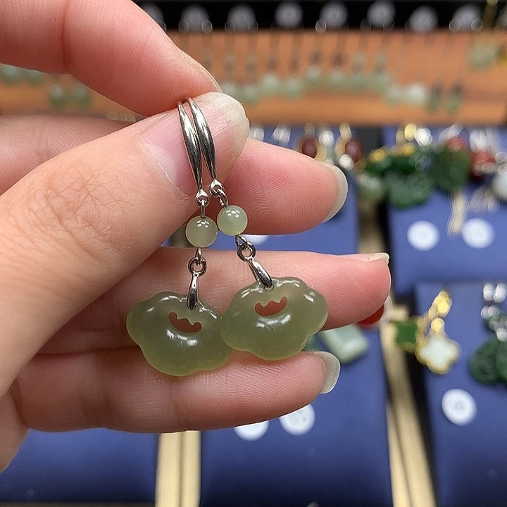 和田玉银S925镶嵌耳环如意锁晴水色