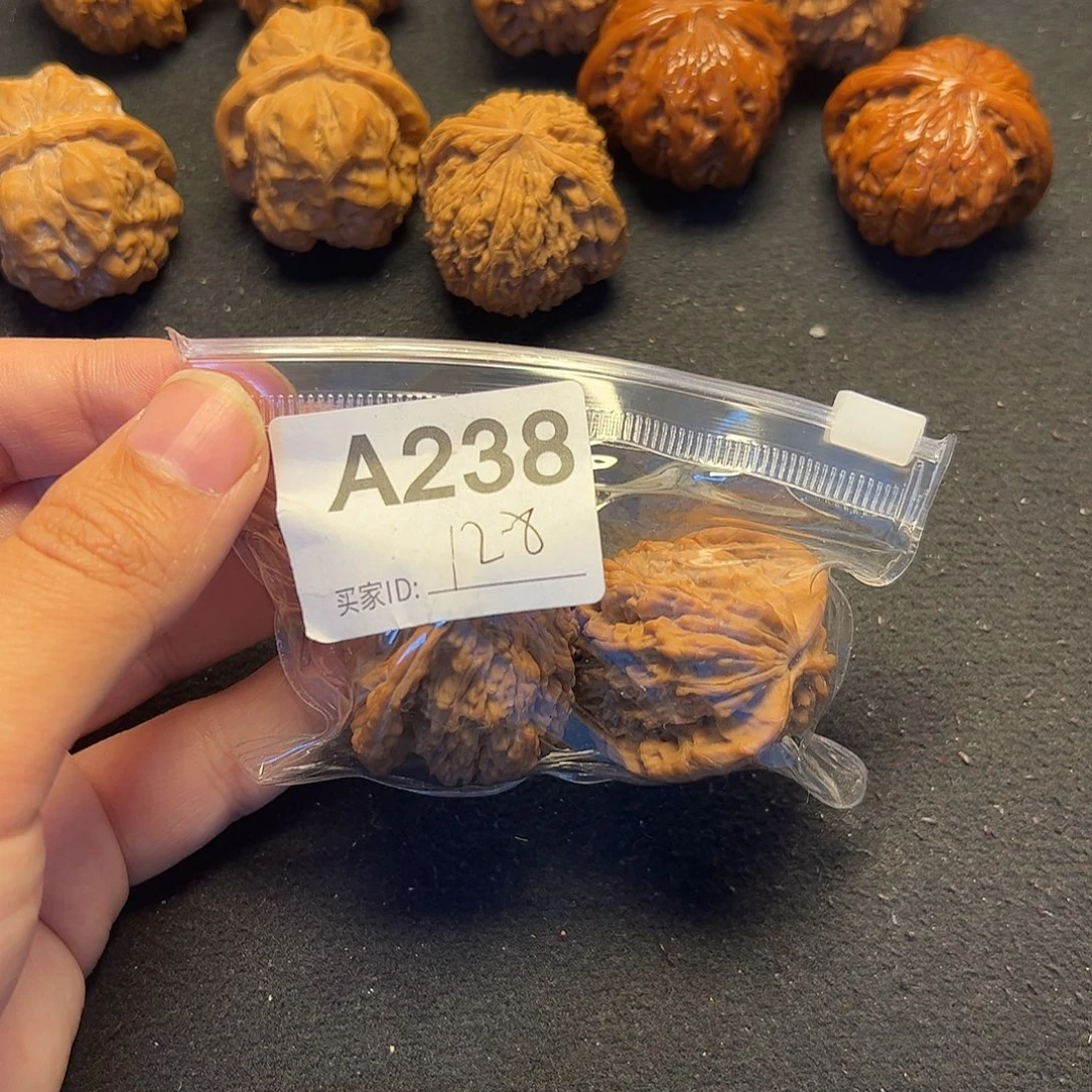 文玩核桃吊坠虎头