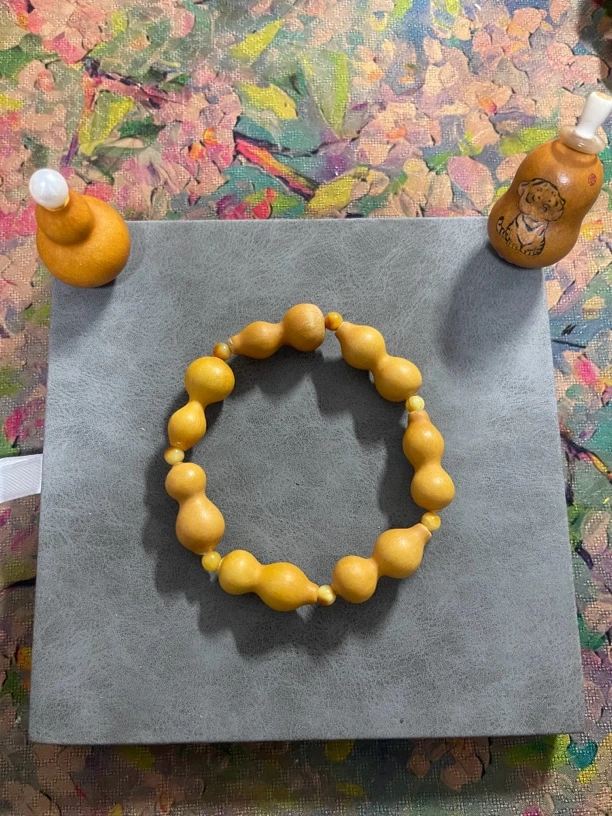 精品草里金手串，配饰都是真货，就是这么滴优秀