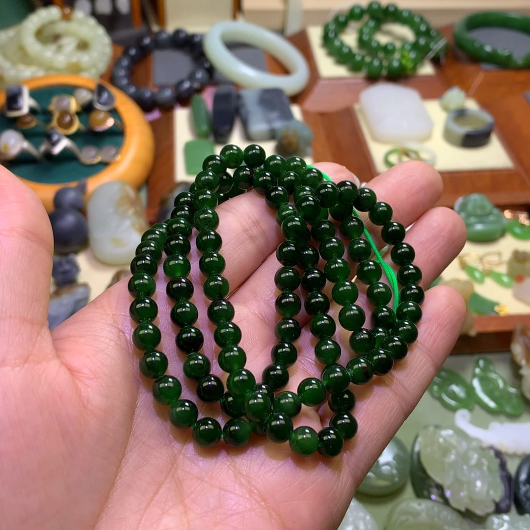 和田玉颈饰未镶嵌小**?