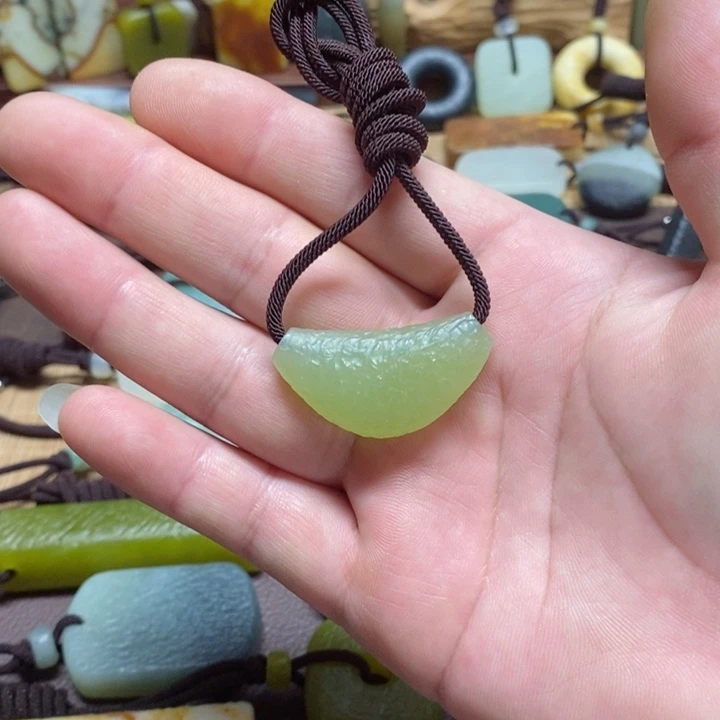 蛇纹石玉挂件未镶嵌