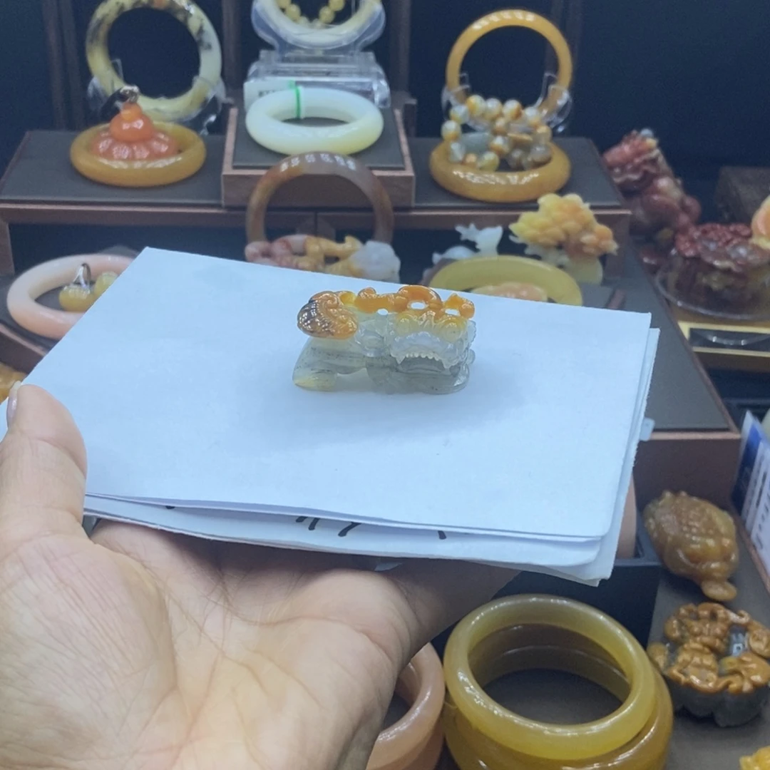壹***铠石英质玉（黄龙玉）未镶嵌颈饰阳阳