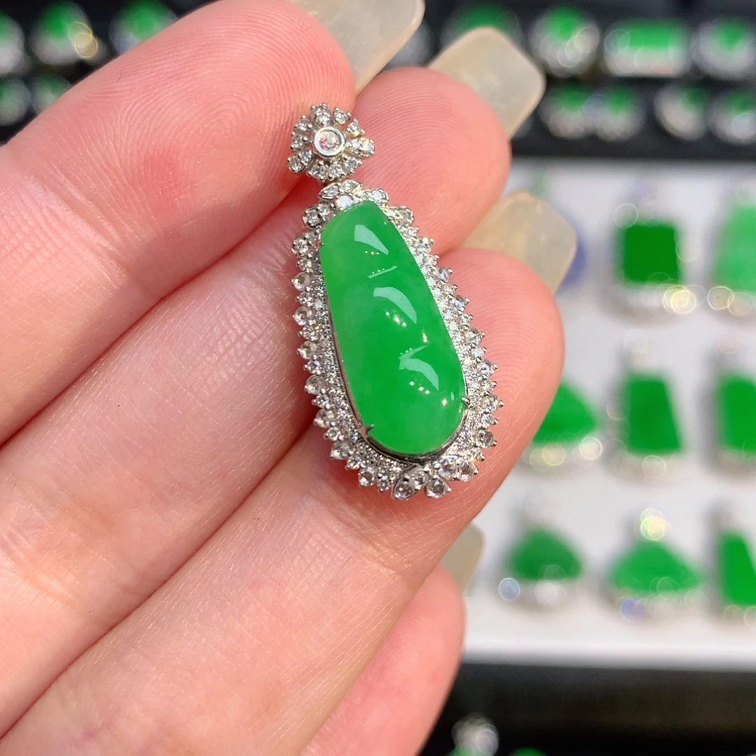 翡翠18K金镶嵌颈饰