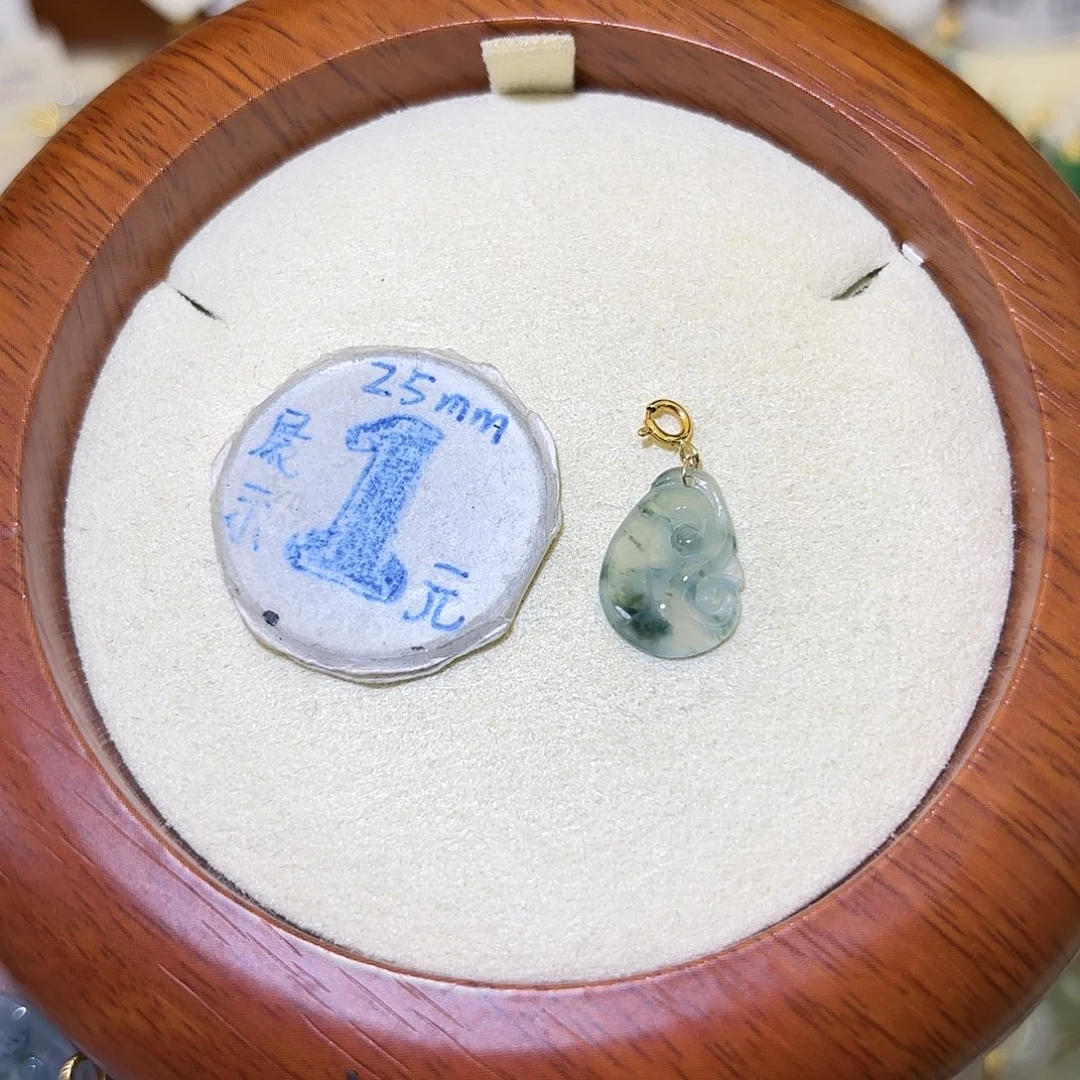 用***0翡翠18K金镶嵌颈饰如意