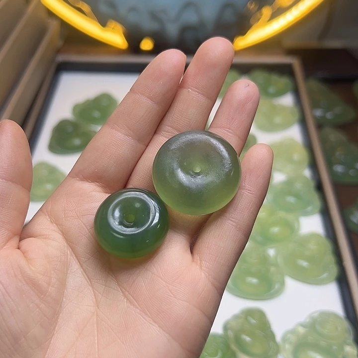 支***赵蛇纹石玉未镶嵌颈饰