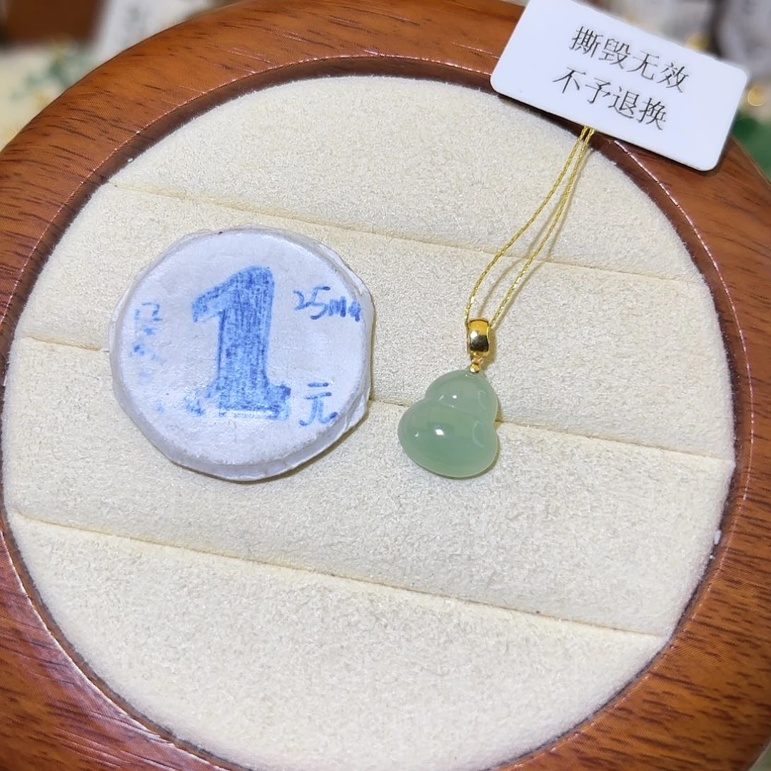 翡翠18K金镶嵌颈饰葫芦