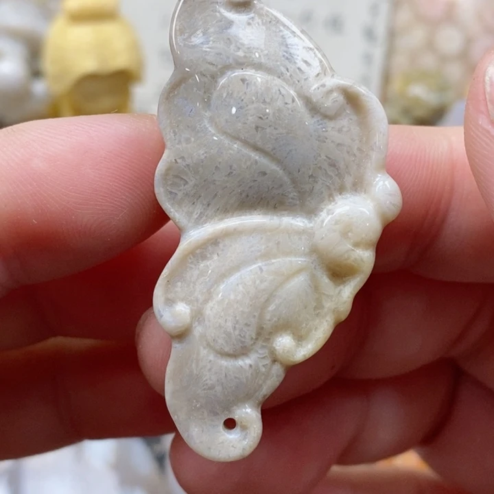 颈饰未镶嵌硅化珊瑚（珊瑚玉）