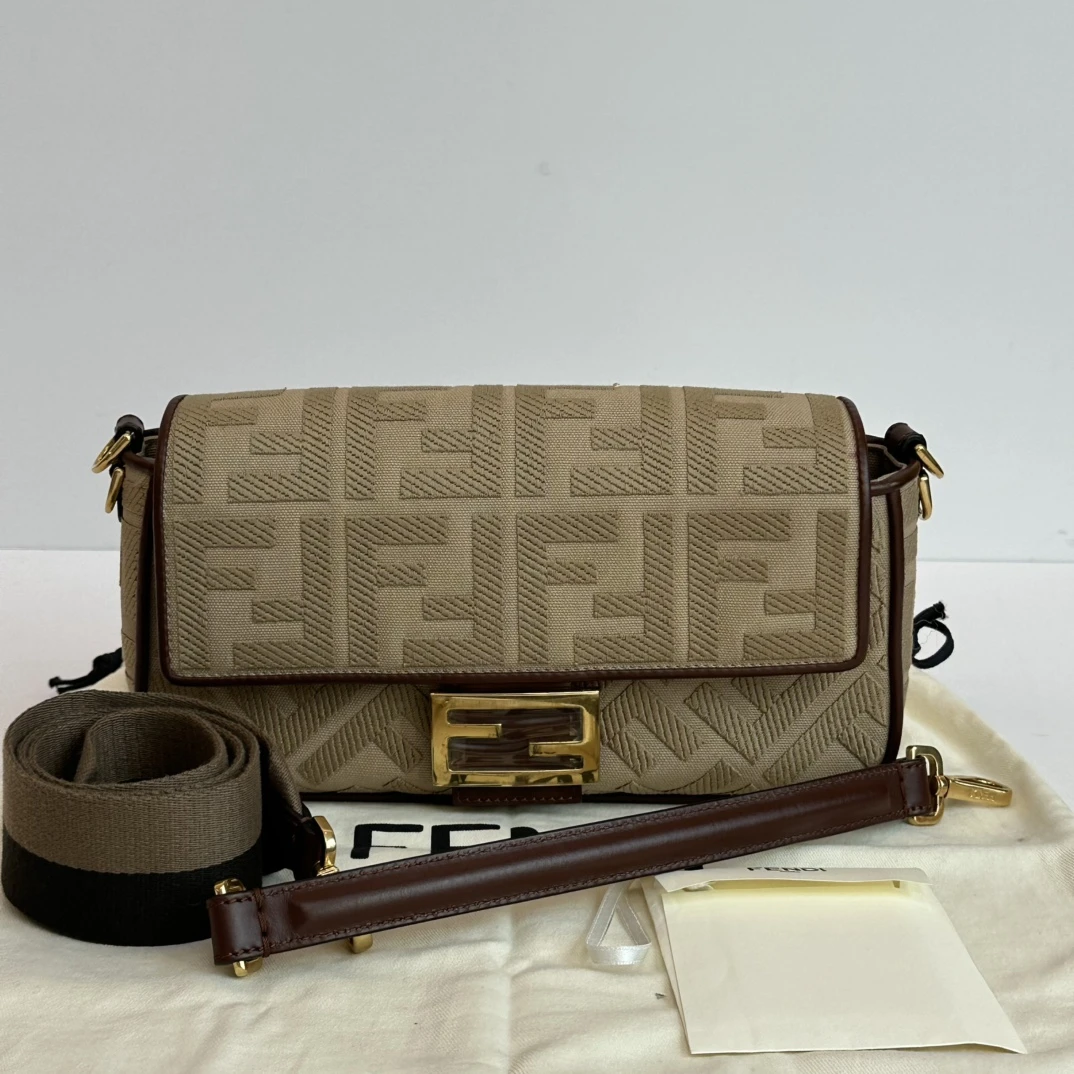95新 FENDI/芬迪 芬迪老花金扣中号手提单肩斜挎法棍包 07272